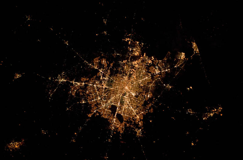 2114 Ночь на планете: 30 фото из космоса