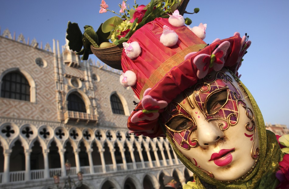 2450 Разнообразие масок Венецианского карнавала