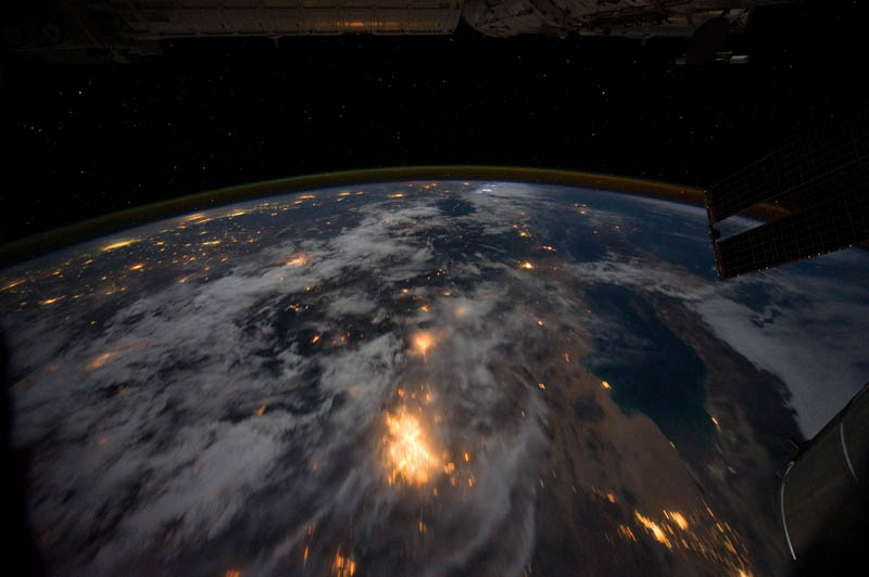 298 Ночь на планете: 30 фото из космоса