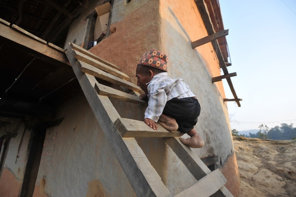 enhanceh Самый маленький человек найден в непальской деревне
