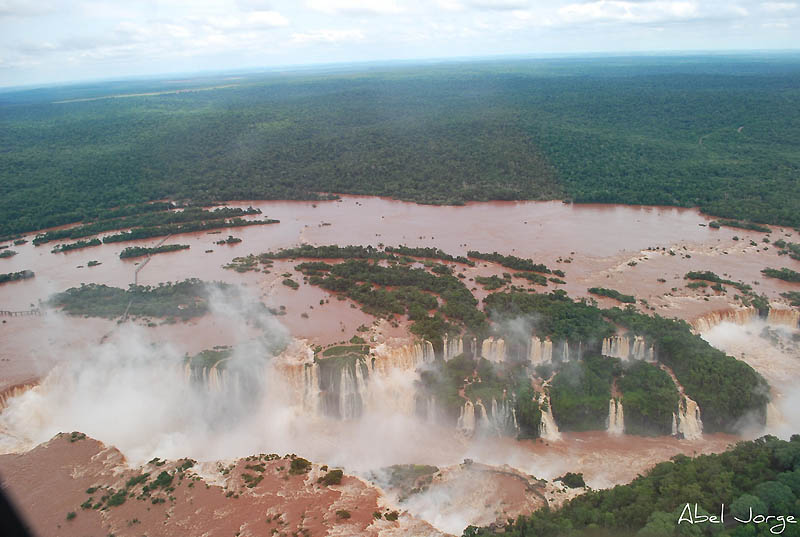 1050 Водопад Игуасу   большая вода на границе двух стран