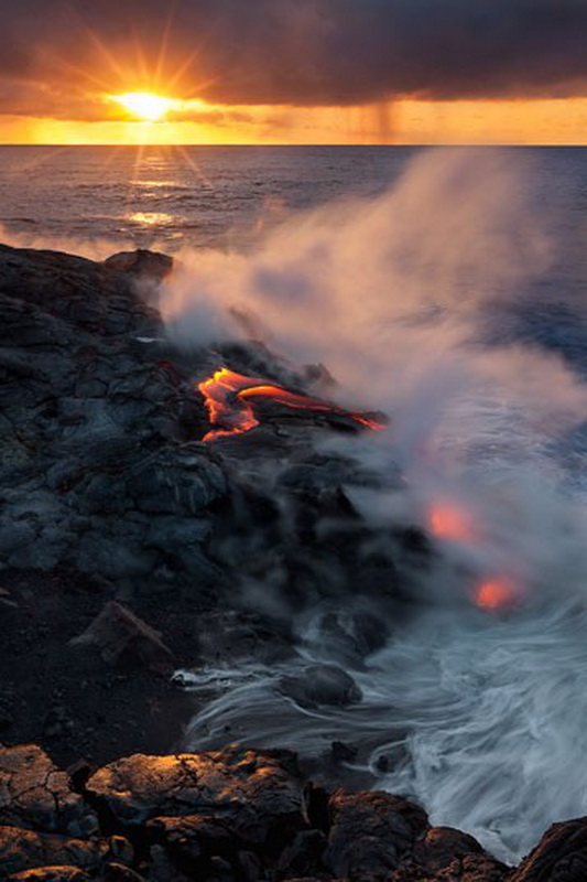 12156 Любитель лавы – фотограф в опасной близости от вулкана на Гавайях