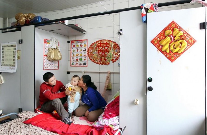 20120314195412354 800x525 Китайская семья шесть лет живёт в туалете