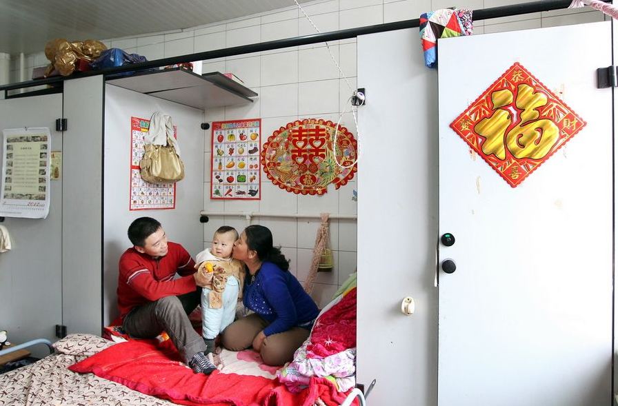 20120314195412354 Китайская семья шесть лет живёт в туалете