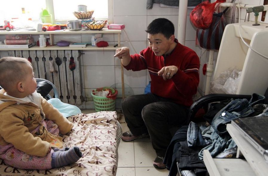 20120314195413673 Китайская семья шесть лет живёт в туалете