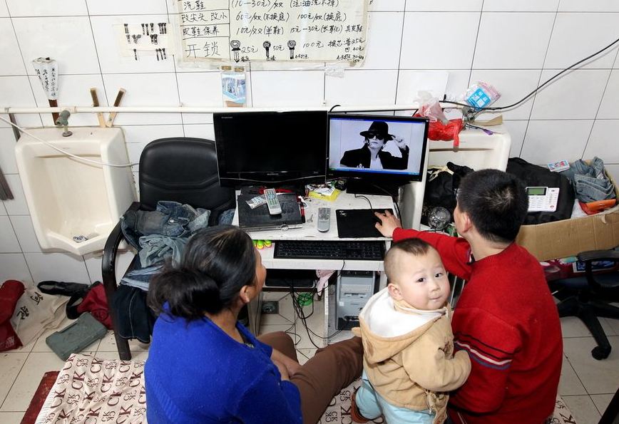 20120314195413957 Китайская семья шесть лет живёт в туалете