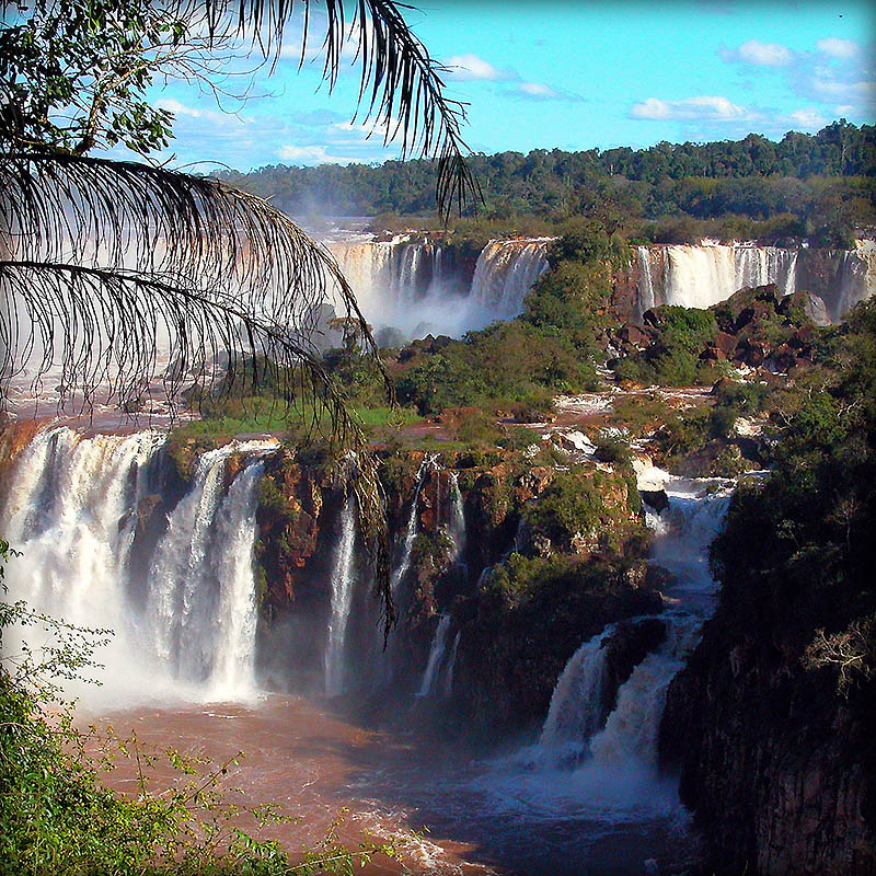 2140 Водопад Игуасу   большая вода на границе двух стран