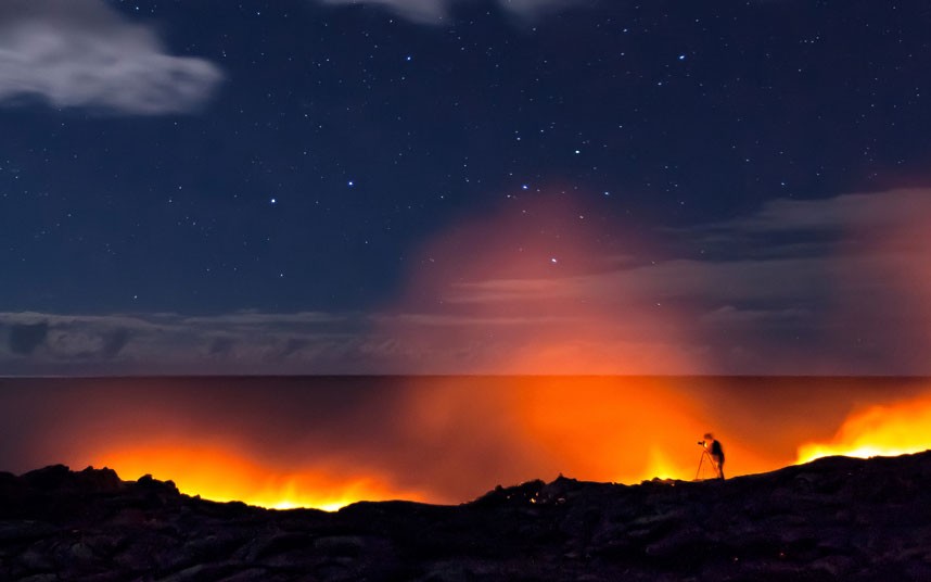 2393 Любитель лавы – фотограф в опасной близости от вулкана на Гавайях