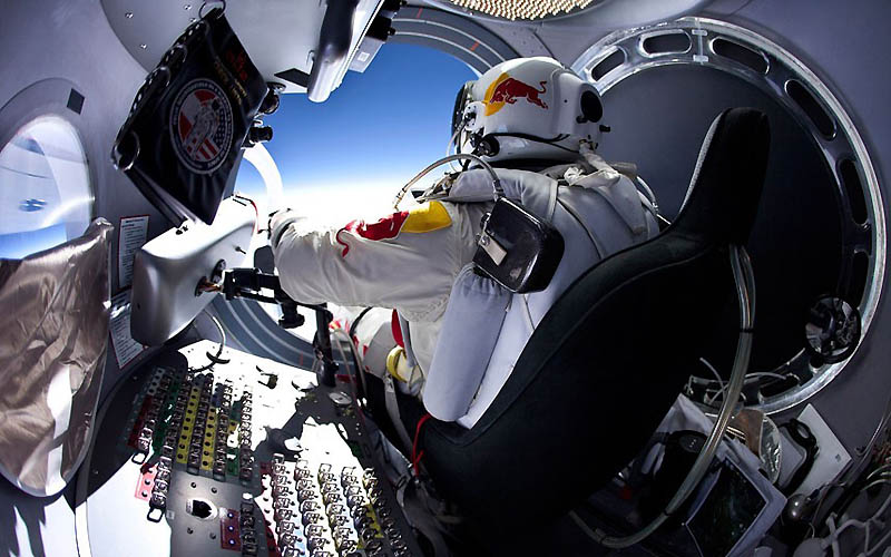 3146 Феликс Баумгартнер готовится к прыжку из космоса