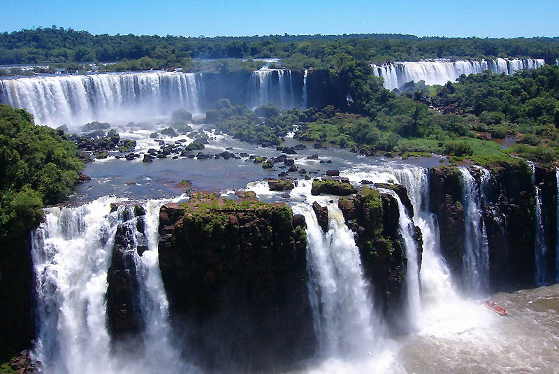 556 Водопад Игуасу   большая вода на границе двух стран