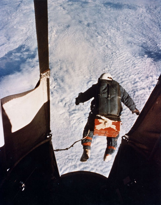 7102 Феликс Баумгартнер готовится к прыжку из космоса