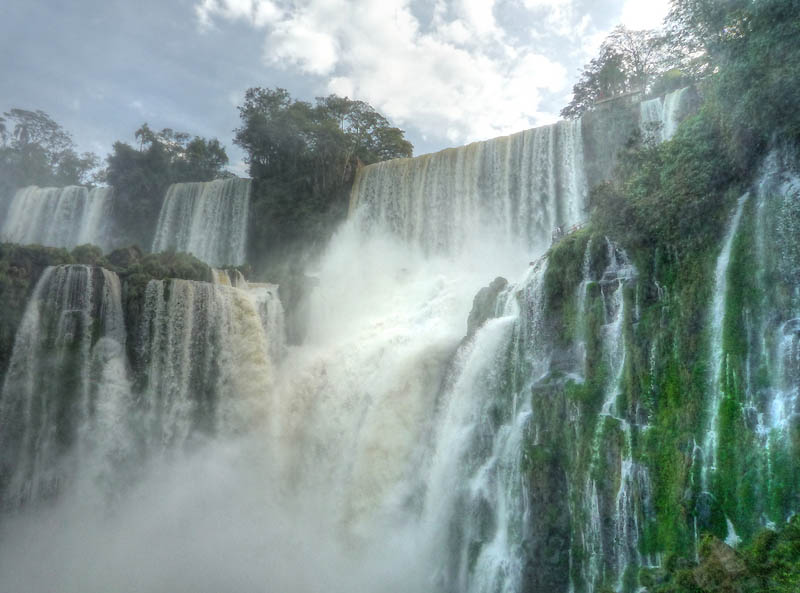 756 Водопад Игуасу   большая вода на границе двух стран