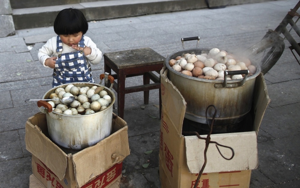 Urine soaked eggs 4 Китайский деликатес   яйца, сваренные в моче девственников