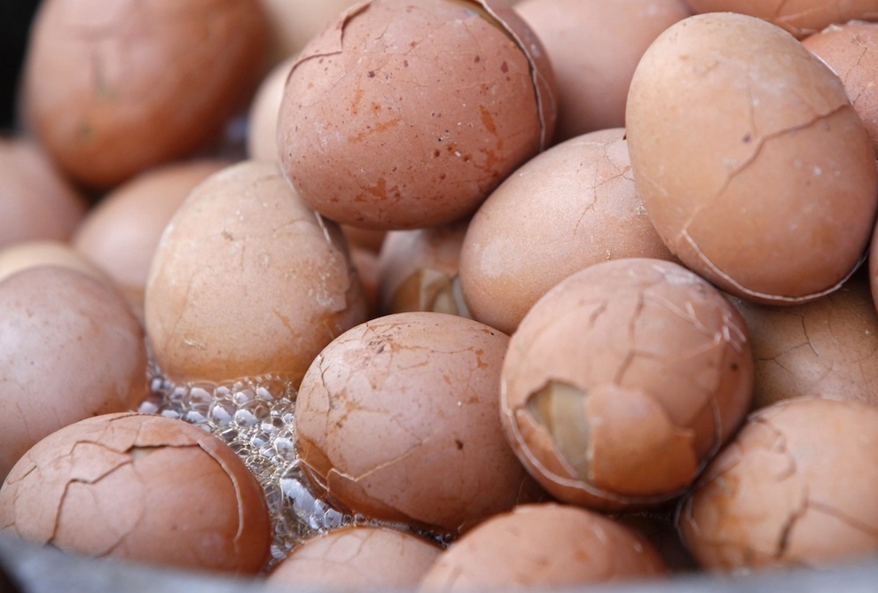 Urine soaked eggs 7 Китайский деликатес   яйца, сваренные в моче девственников