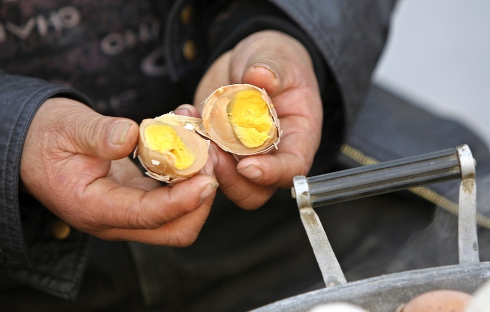 Urine soaked eggs 8 Китайский деликатес яйца, сваренные в моче девственников