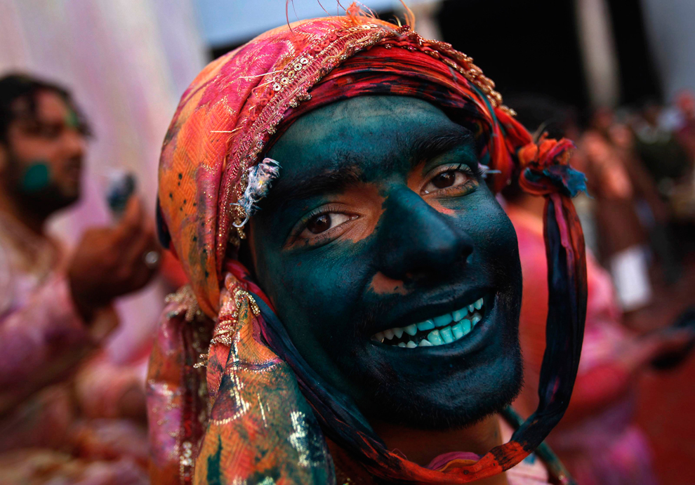 bp110 Фестиваль красок Латхмар Холи в Индии