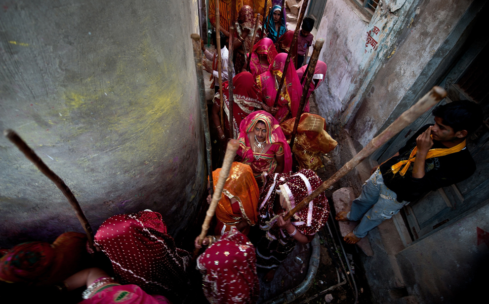 bp141 Фестиваль красок Латхмар Холи в Индии