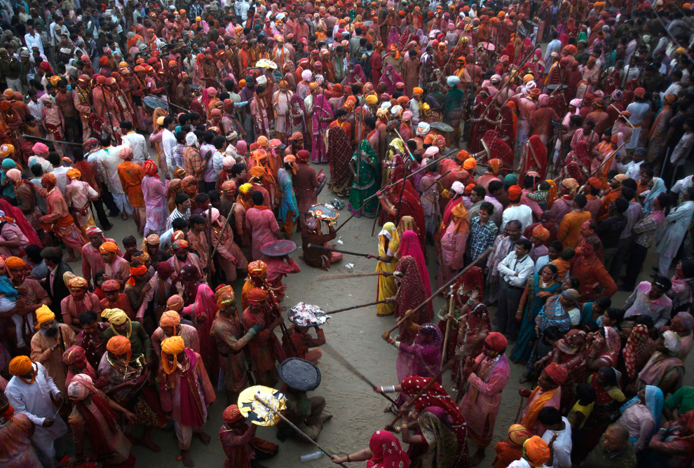 bp201 Фестиваль красок Латхмар Холи в Индии