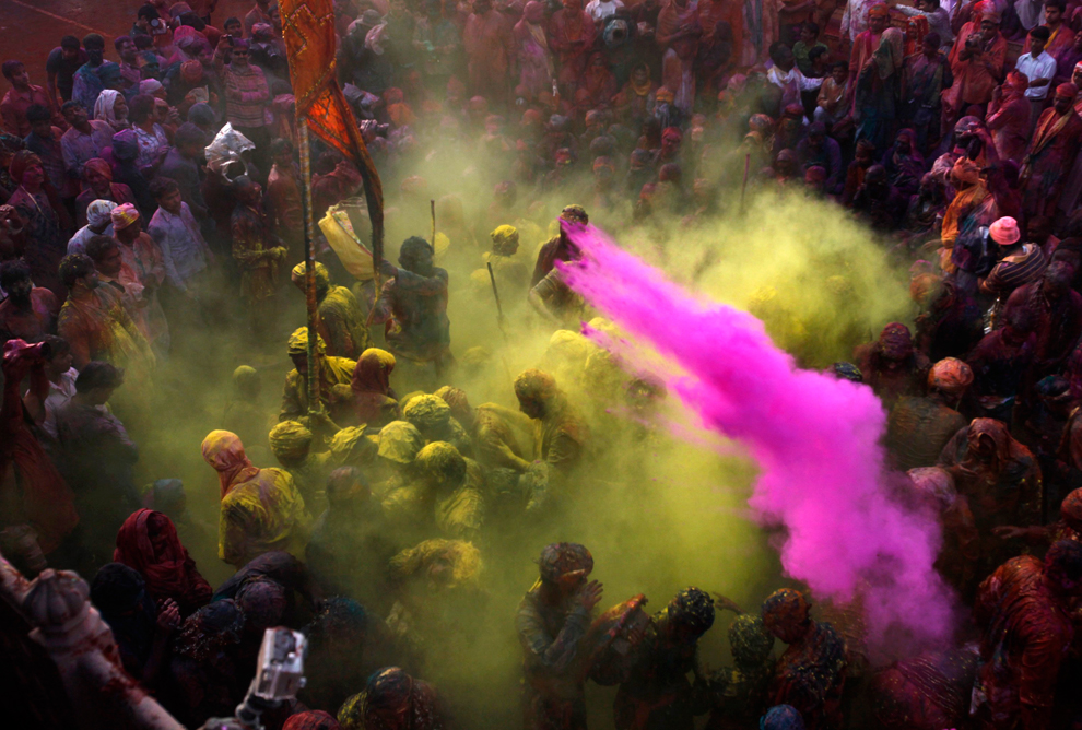 bp210 Фестиваль красок Латхмар Холи в Индии