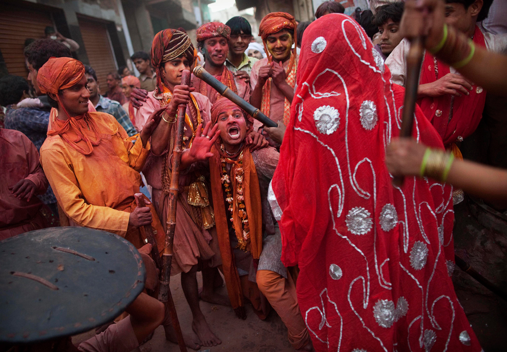 bp81 Фестиваль красок Латхмар Холи в Индии