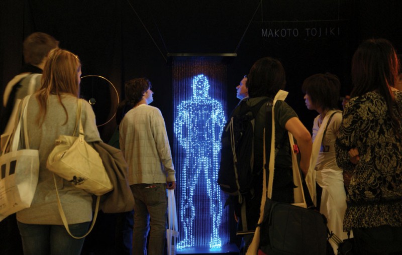 man2 2 800x508 Призрачные скульптуры из светодиодов от Макото Тожики