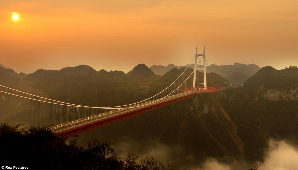 Китайцы построили самый длинный в мире мост через пропасть