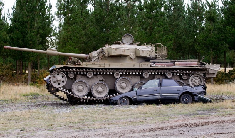 Tanks For Everything pixanews.com 3 800x470 Развлечение для настоящих мужчин: езда на танках по машинам