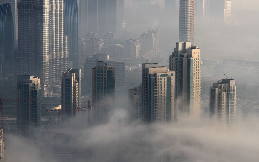 close up 2183481k Дубай, окутанный туманом