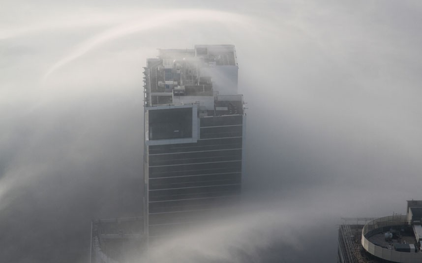 cloud streak 2183480k Дубай, окутанный туманом
