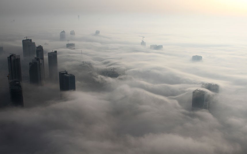 dusk cloud 2183475k Дубай, окутанный туманом