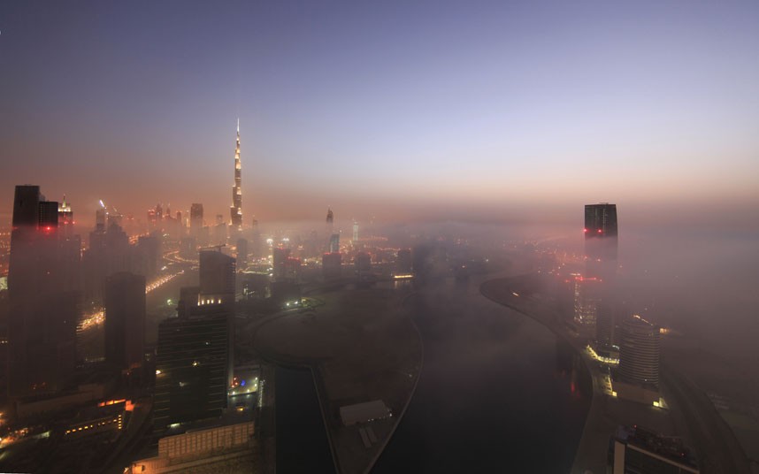 lights river 2183471k Дубай, окутанный туманом