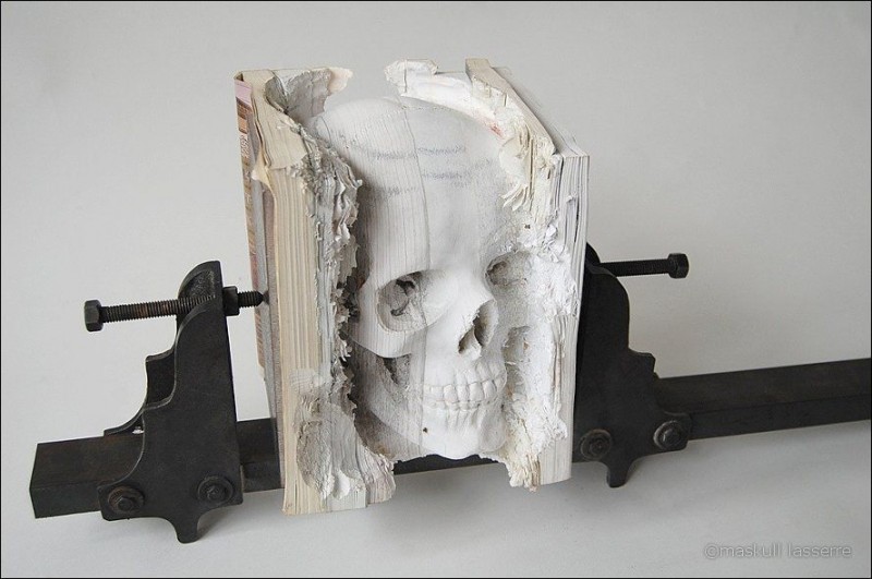 sculpture made out of books 10 800x531 Бумажный череп от канадского дизайнера MASKULL LASSERRE