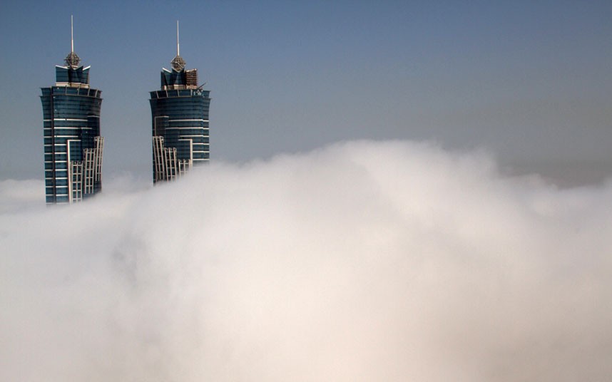 two buildings 2183487k Дубай, окутанный туманом