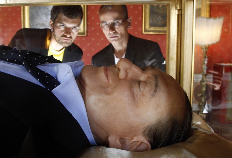 00007939 big 800x546 Инсталляция Итальянская мечта   Берлускони в стеклянном гробу