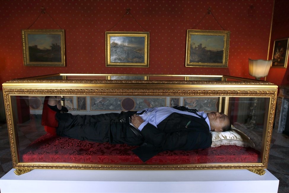  Инсталляция Итальянская мечта   Берлускони в стеклянном гробу