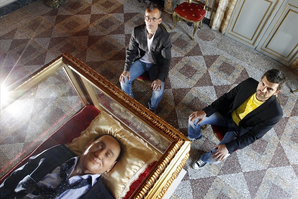  Инсталляция Итальянская мечта   Берлускони в стеклянном гробу