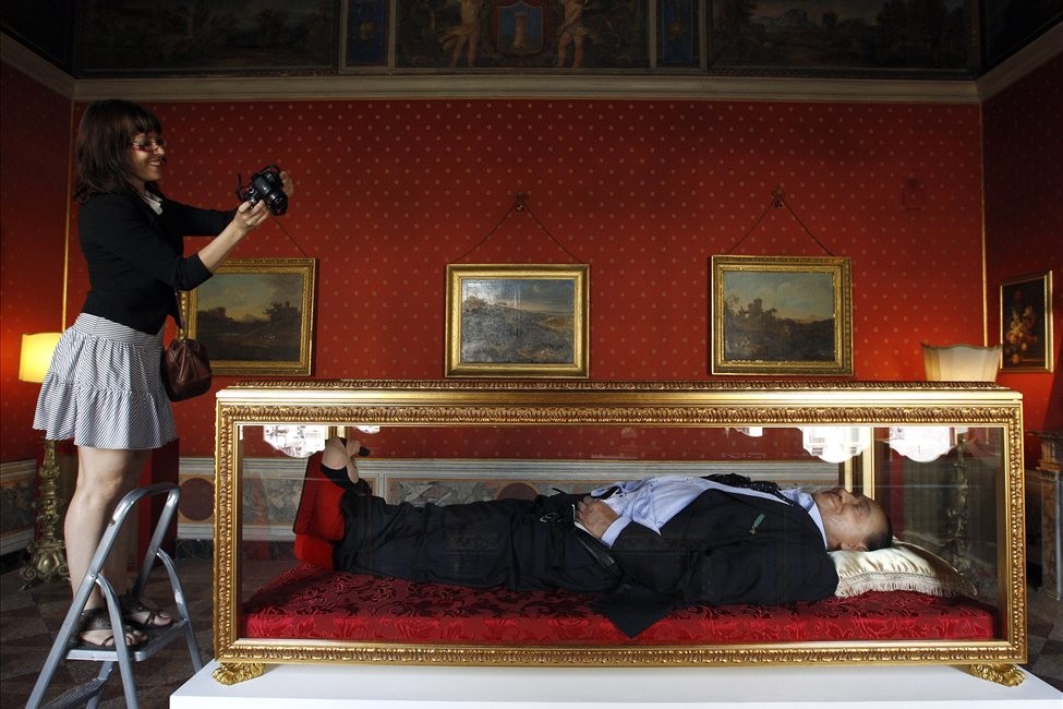  Инсталляция Итальянская мечта Берлускони в стеклянном гробу