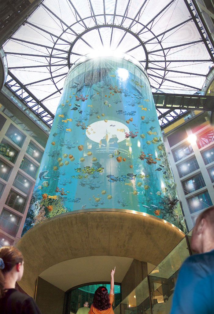1114 Aquadom — огромный аквариум в отеле Radisson Blu