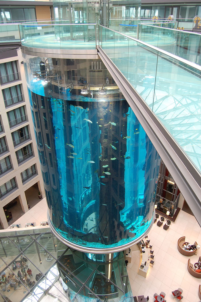 1211 Aquadom — огромный аквариум в отеле Radisson Blu
