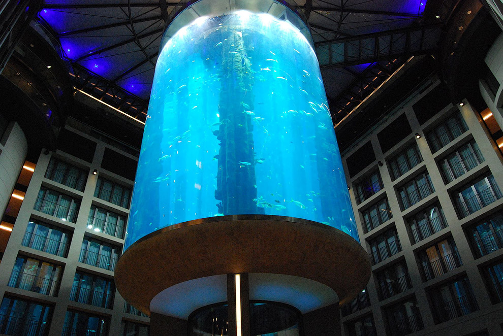 610 Aquadom — огромный аквариум в отеле Radisson Blu