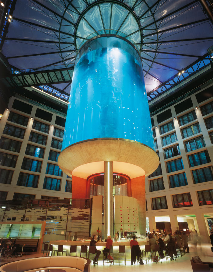 89 Aquadom — огромный аквариум в отеле Radisson Blu
