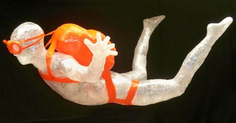 1 Jake Longenecker Свободное падение15 800x417 Лучшие работы конкурса скульптур из скотча Off the Roll 2012