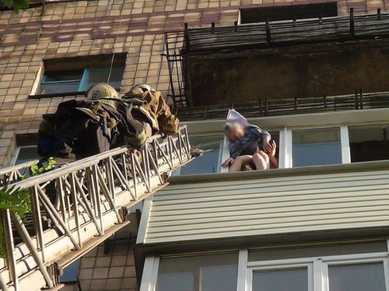 original3 Старушка выпала из окна, но спаслась благодаря халату советских времен
