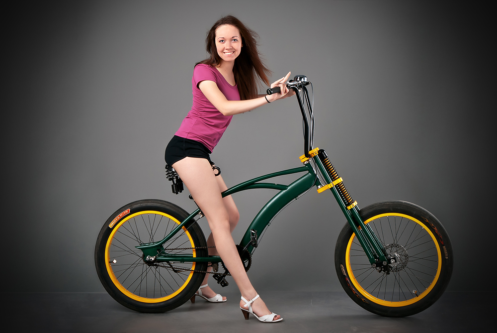 velogirl06 Велосессия: в студии девушки и оригинальные велосипеды