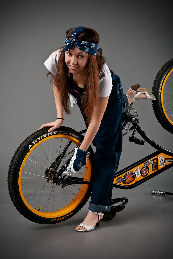 velogirl09 Велосессия: в студии девушки и оригинальные велосипеды