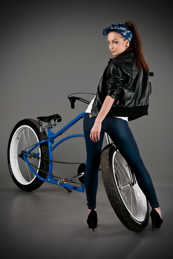 velogirl18 Велосессия: в студии девушки и оригинальные велосипеды