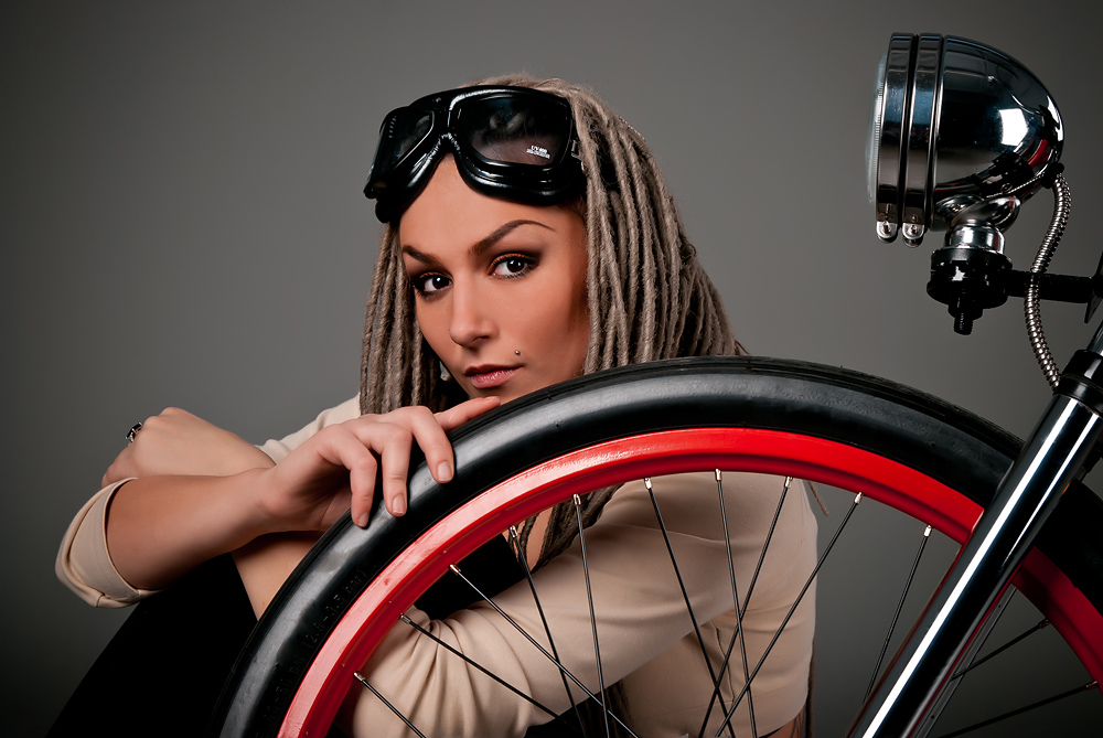 velogirl25 Велосессия: в студии девушки и оригинальные велосипеды