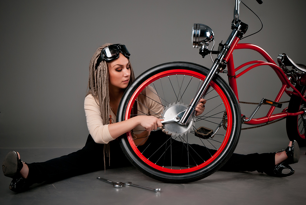 velogirl26 Велосессия: в студии девушки и оригинальные велосипеды