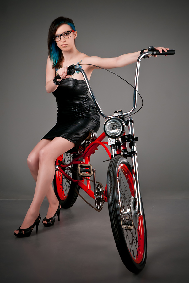 velogirl27 Велосессия: в студии девушки и оригинальные велосипеды