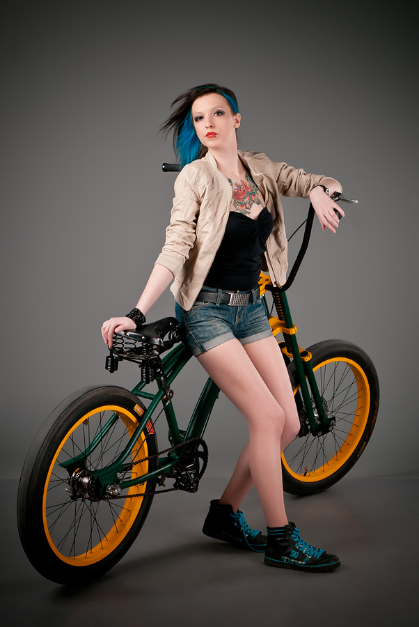 velogirl30 Велосессия: в студии девушки и оригинальные велосипеды